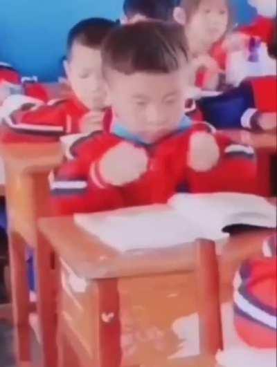 Bolsominions lendo livros de história