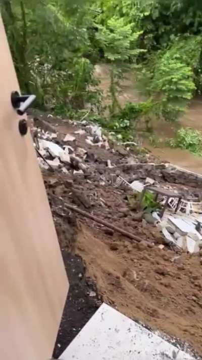 Perumahan holland village di manado longsor , developer (lippo homes) lepas tangan