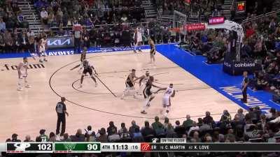 [Highlight] Jimmy Butler and Gabe Vincent execute the beautiful give and go action which leads to an and-1 dunk