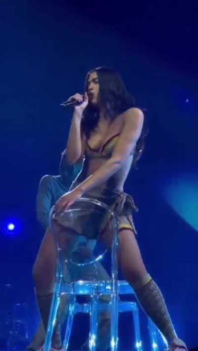 Dua performing ‘Hallucinate’ in Dublin (4/21/22)