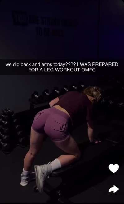 Showing off her ass during an arm workout