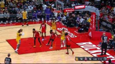 [Highlight] Lebron throws three straight excellent passes and the Lakers miss all three shots.