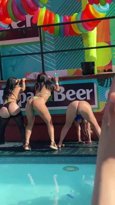 More of the wild girls from Papas and Beer, these girls love the attention 😜🍾