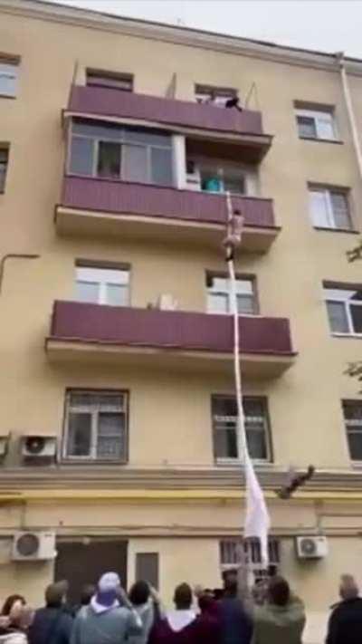 The blue T-shirt man will definitely kill that man. He is really a crazy for some reasons