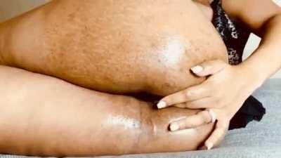 Oiling my peach 🍑