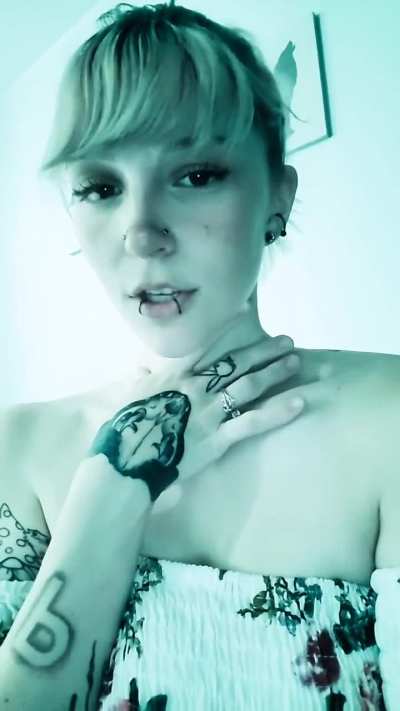 Absolutely lovely Shouoders and collar bones. I love how her dress accents her shape so much. 