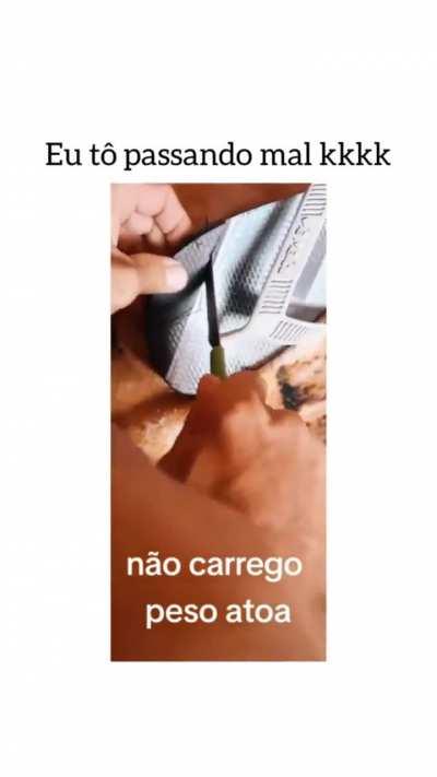 Ainda bem que sobrou 2 pra carregar a havaiana