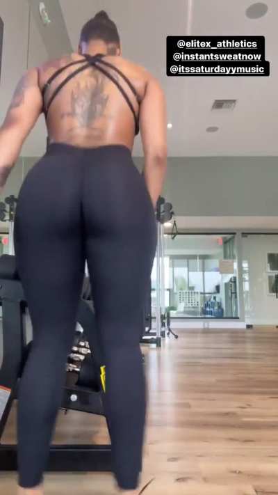 Mizz Twerksum (@livemizztwerksum)