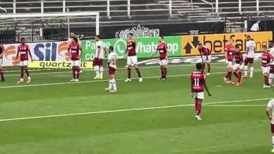 A prova viva que o Brasileirão é apenas uma grande pelada transmitida em rede nacional: Vitinho perde a bola, não volta, toma esporro do Diego Alves, reclama que a galera no banco achou engraçado e finaliza com um 