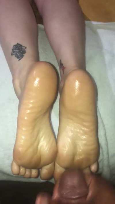 Cum on these beautiful Latina soles 