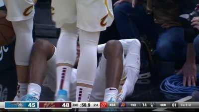 [Highlight] Incredible body control by Garland to hit the and-1 layup