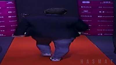 Magnus Carlsen getting ready to play bong cloud against Ian Nepomniachtchi