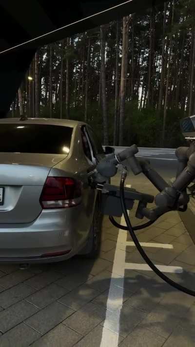 Automated robotic fueling station