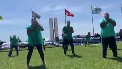 Manifestantes fizeram a performance Stop Bolsonaro em frente ao Congresso Nacional.