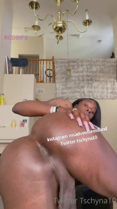 I love when they swing that 🍆. It's so sexy 😮‍💨