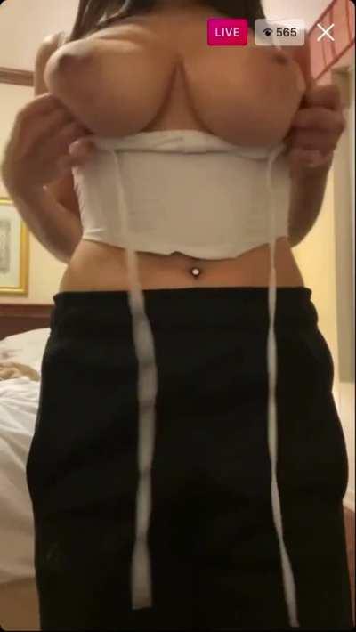 Thick Egirl Flashes Again!