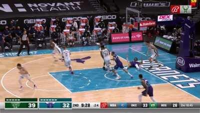 [Highlight] Brook Lopez plays nice defense which leads to an easy transition bucket for Middleton