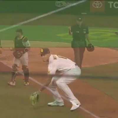 [Highlight] Manny Machado blows a bubble in the middle of a rundown