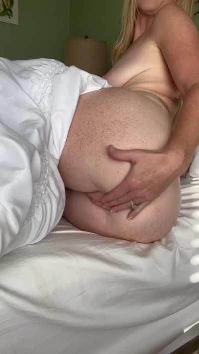 Just how I like to start my Sunday .. naked in bed but craving some vitamin D