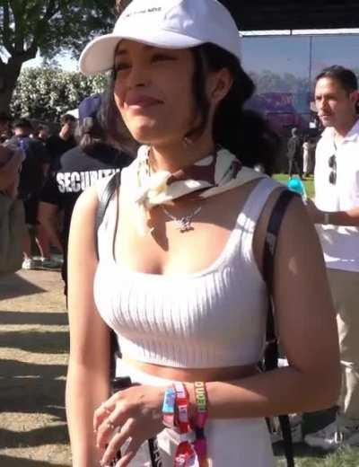 Short clip of Rae at Coachella