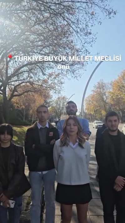 Öğrenci Kolektifleri, KYK Burslarının Artırılmasını Meclis Gündemine Taşımak için CHP Milletvekilleri ile Görüşmek Üzere TBMM'ye Gitti.