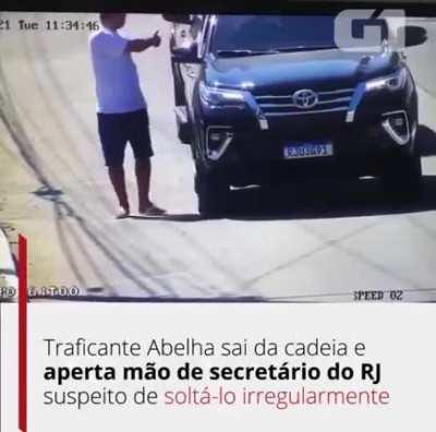 Wilton Carlos Rabello Quintanilha, o Abelha, apontado como presidente do Comando Vermelho nos presídios, deixa a cadeia no Rio, irregularmente - mesmo com mandados de prisão pendentes - e cumprimenta o secretário de administração penitenciária do RJ, Raph
