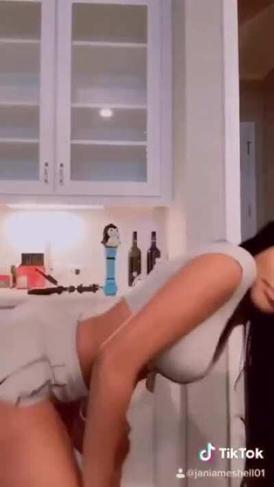 On life she can get EVERY inch 😂