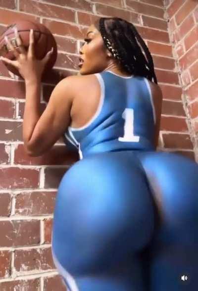 Slamming it down like Zion👏🏾 🏀