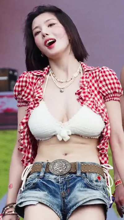 I’ll never get tired of watching this kpop slut bouncing her gigantic milkers right on stage😵‍💫