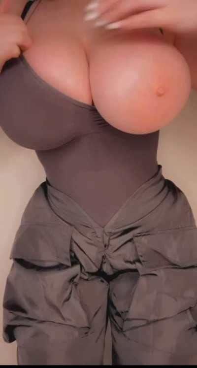 5’1 with some big natural titties