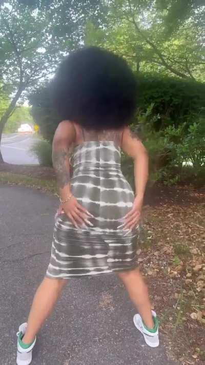 Twerking to shake sum