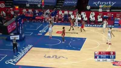 [Highlight] Ben Simmons fools the hawks with the no-look pass to Tobias Harris