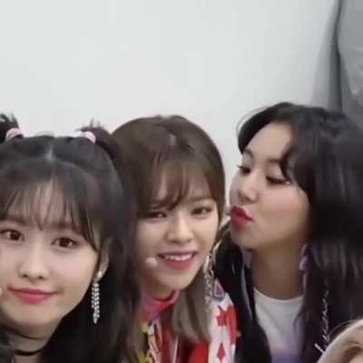 Chaeyoung trying to kiss Jeongyeon