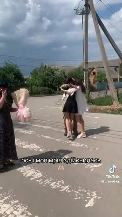 Dad came home from war to visit his daughter’s graduation ceremony 😭