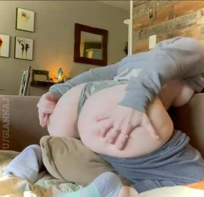 love the way my fat mommy butt spills out of my hands while I’m getting myself off