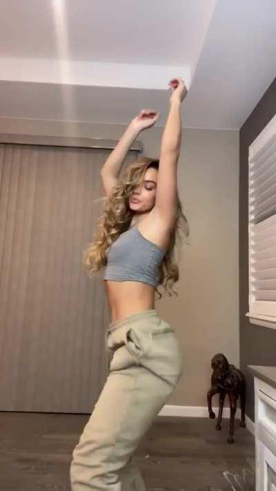 Sommer Ray’s cleavage and perfect ass