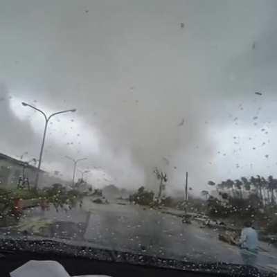 Car picked up by tornado, Taiwan