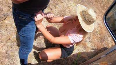 nice outdoor milking / (OC)