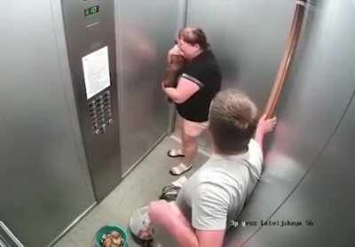 Просто мразь. Живодёра уже забрали в отдел, а собачку доставили в ветклинику на экспертизу.