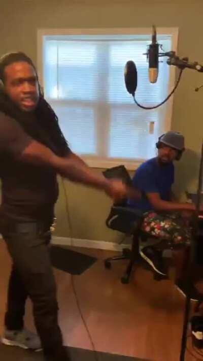 Ik y&rsquo;all probably seen this a lot already, but every time I watch this shit I&rsquo;m crying laughing💀💀💀