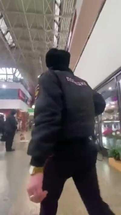 Полицейский показал мастер-класс по тому, как нужно прикидываться дурачком. Оператора оштрафовали за отсутствие маски, а когда он предъявил подобную претензию стражу порядка, правоохранитель поспешил убежать.