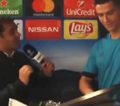 Eu sou meio imbecil e esqueço q ele fala português 