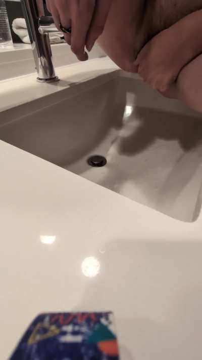 Lil' bit of hotel fun while my travel buddies were sleepin' in the next room over! I came SO hard!!! 🤤