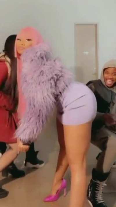 Nicki extended loop twerk