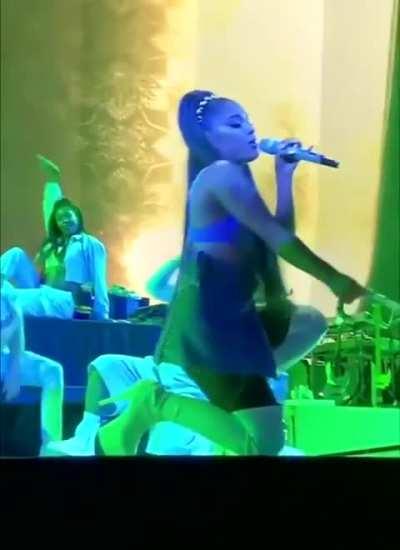 i want Ariana Grande to sit on my face