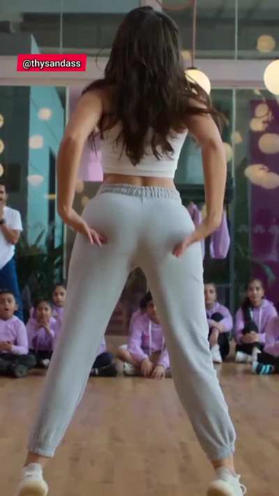 Nora Fatehi ( delicious ass shake )