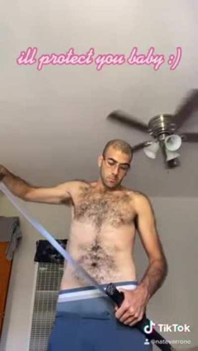 Dude taught his girlfriend how to defend herself from a grappling attack.