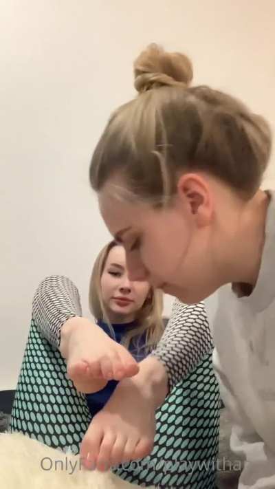 Déesse Anny t'ordonne de lui sentir ses chaussettes et pieds odorants.