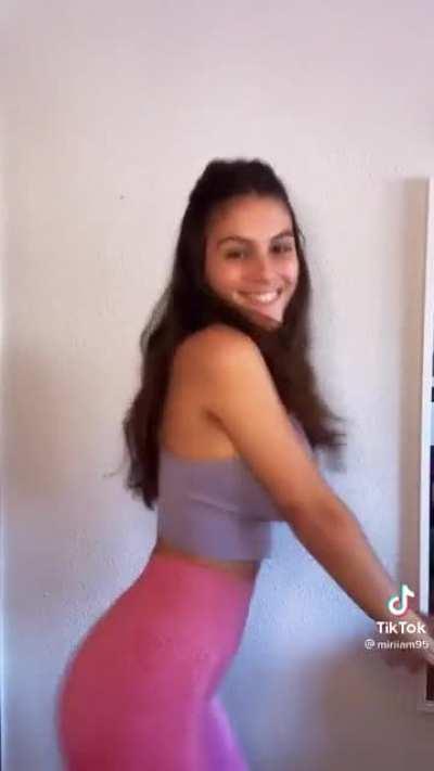 Dios mío..lo acaba de colgar…🤤🤤🤤