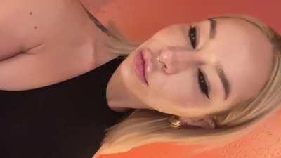 Do you wanna make your goddess laugh today? Describe your cocklett in one word